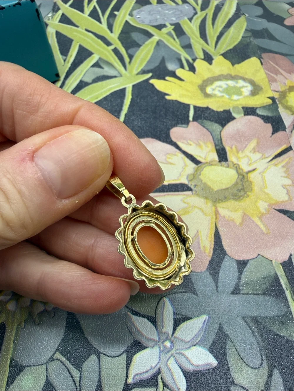 👑Mid-century shell cameo pendant set in an ornate scalloped gold frame